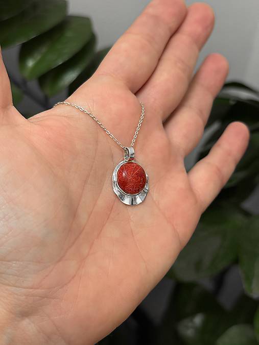 Strieborný 925/1000 prívesok s červeným koralom