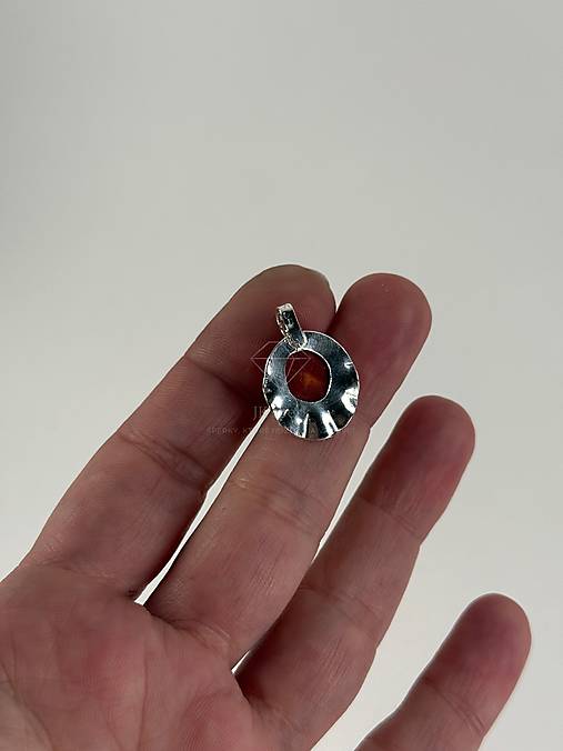 Strieborný 925/1000 prívesok s červeným koralom