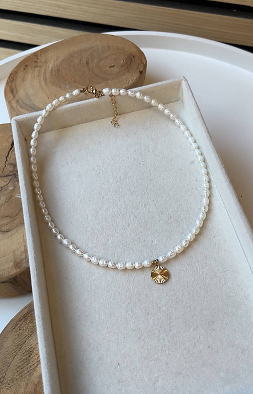 Perlový náhrdelník s medailónom