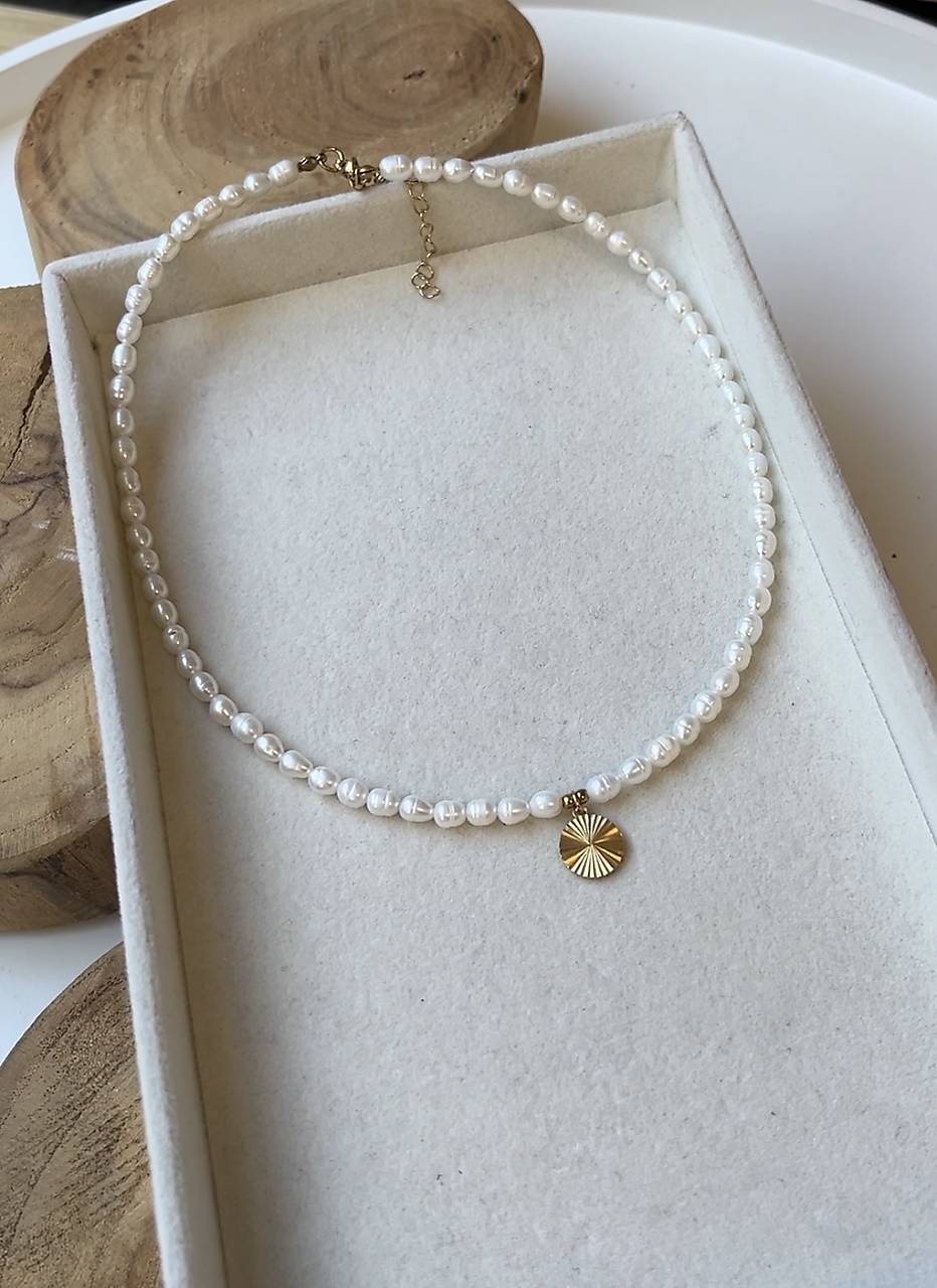 Perlový náhrdelník s medailónom