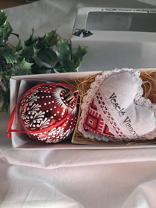 Dekorácie - Vianočná  guľa a srdiečko  v darčekovom balení - 18000122_