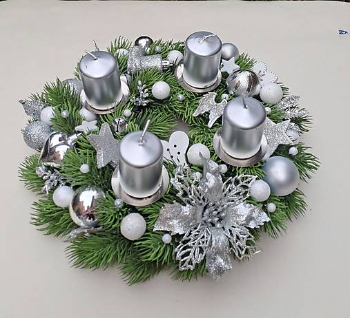 Dekorácie - adventný veniec strieborno - biely  30cm so sviečkami - 18003271_