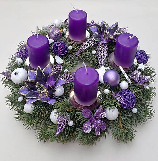 Dekorácie - Adventný veniec tmavofialový 28 cm - 18003287_