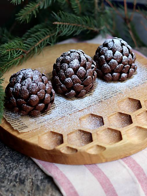 Dubový okrúhly podnos "včelie plásty"