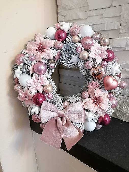 Dekorácie - Zasnežený veniec v ružovych odtienoch 34 cm - 18003356_