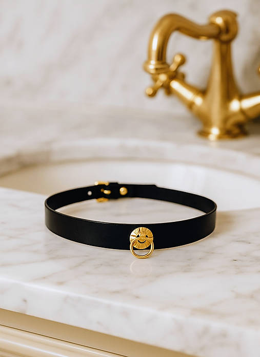 Náhrdelníky - Kožený Choker s ozdobným kroužkem - 18004105_