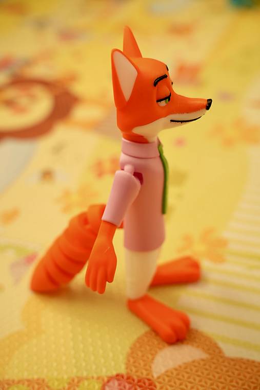 Figúrka šarmantnej líšky v košeli – roztomilý parťák do detskej izby