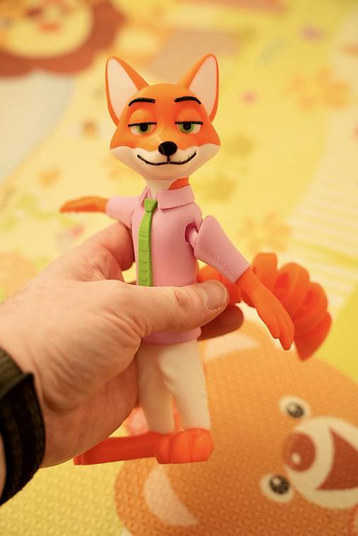 Figúrka šarmantnej líšky v košeli – roztomilý parťák do detskej izby