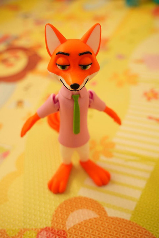 Figúrka šarmantnej líšky v košeli – roztomilý parťák do detskej izby