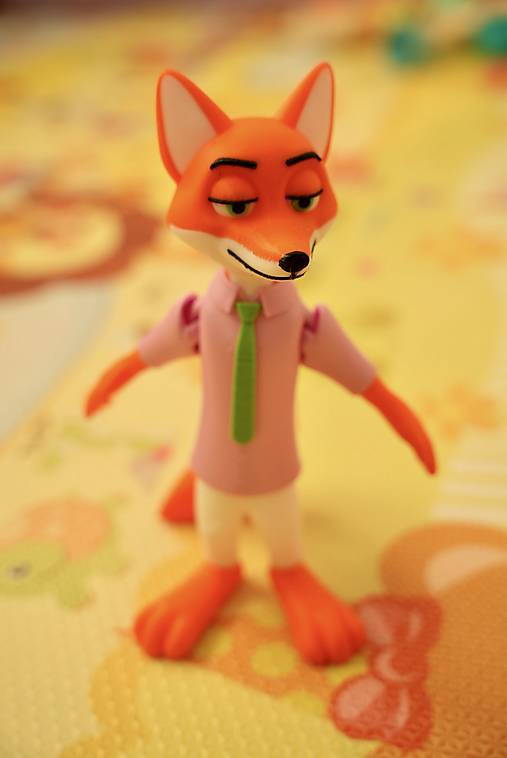 Figúrka šarmantnej líšky v košeli – roztomilý parťák do detskej izby