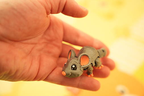 Roztomilá sivá myška – malý maznák so sladkými detailmi