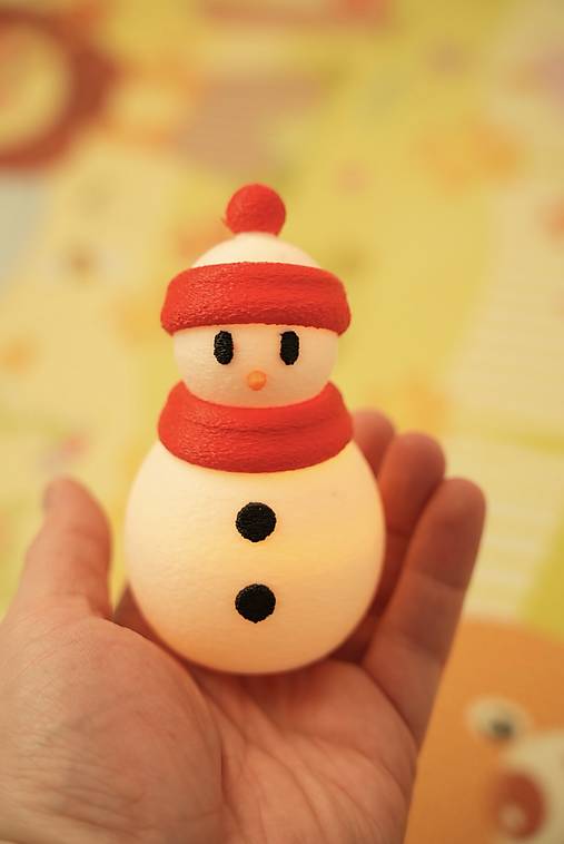 Svetielkujúci snehuliak – zimná dekorácia s teplým svetlom