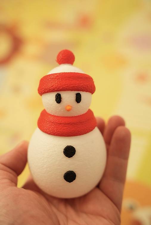 Svetielkujúci snehuliak – zimná dekorácia s teplým svetlom