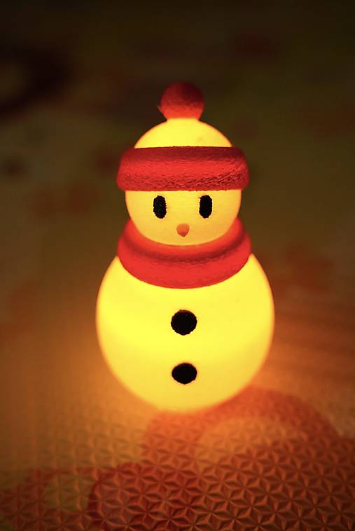 Svetielkujúci snehuliak – zimná dekorácia s teplým svetlom