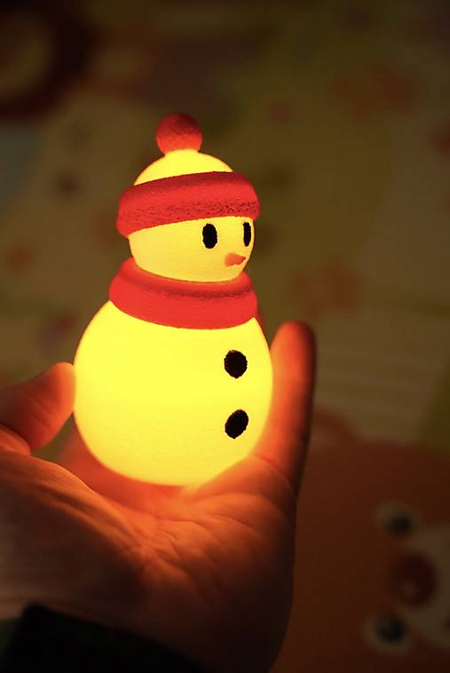 Svetielkujúci snehuliak – zimná dekorácia s teplým svetlom
