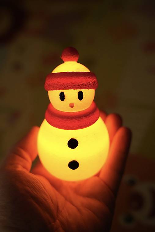 Svetielkujúci snehuliak – zimná dekorácia s teplým svetlom