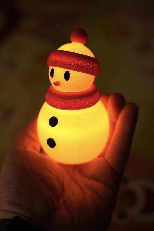 Svetielkujúci snehuliak – zimná dekorácia s teplým svetlom