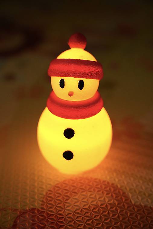 Svetielkujúci snehuliak – zimná dekorácia s teplým svetlom