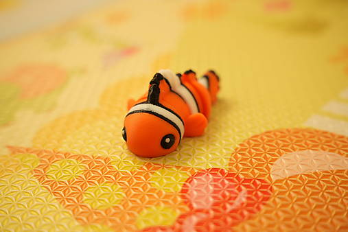 Mini oranžová rybička – klaun „Nemo“ – roztomilý drobček na hranie
