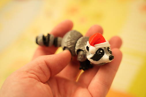 Vianočný mýval s červenou Santa čiapkou – roztomilá figúrka pre deti