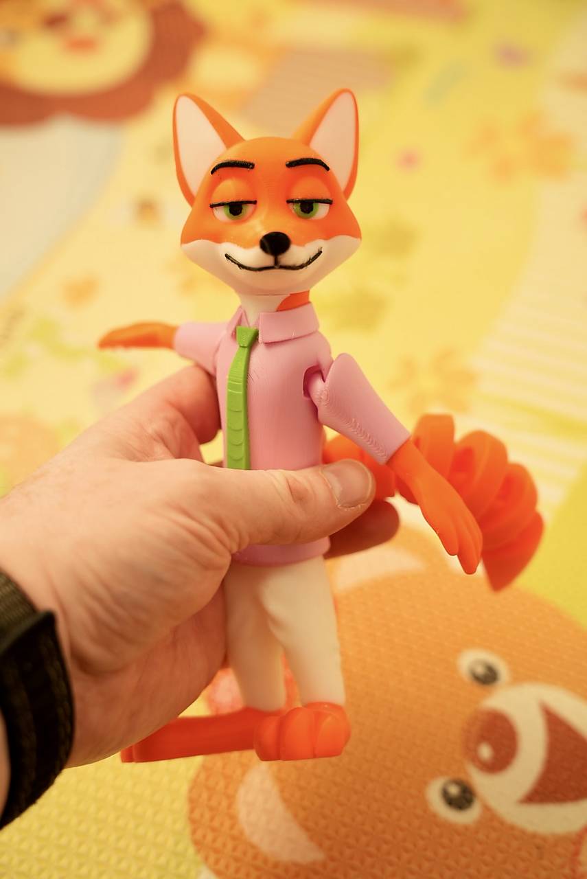 Figúrka šarmantnej líšky v košeli – roztomilý parťák do detskej izby