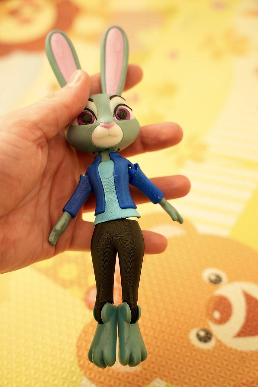 Energická policajtka pripravená do akcie!