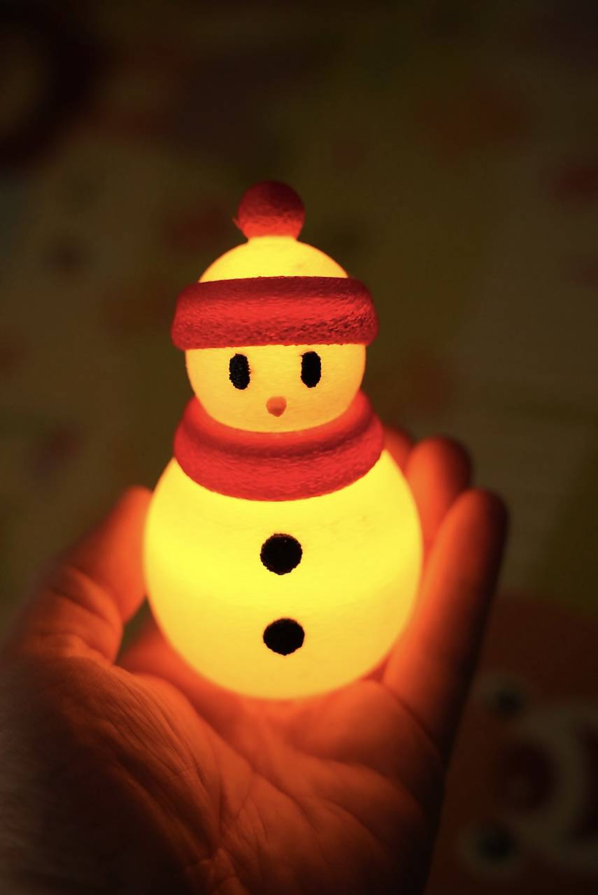 Svetielkujúci snehuliak – zimná dekorácia s teplým svetlom