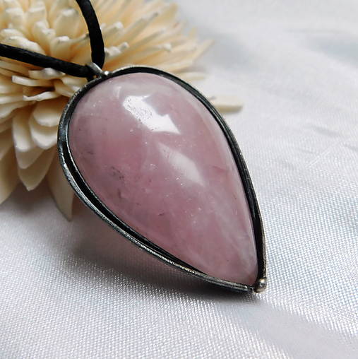 Náhrdelníky - Prívesok s ruženínom ─XIADANI─ - 18007145_