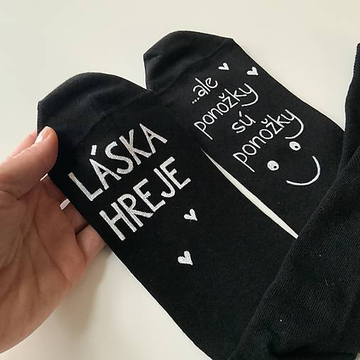Maľované ponožky s nápisom “LÁSKA HREJE, ale ponožky sú ponožky :) (čierne)