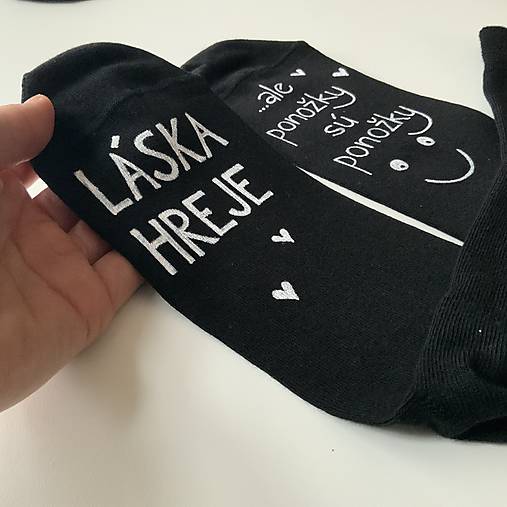 Maľované ponožky s nápisom “LÁSKA HREJE, ale ponožky sú ponožky :) (čierne)