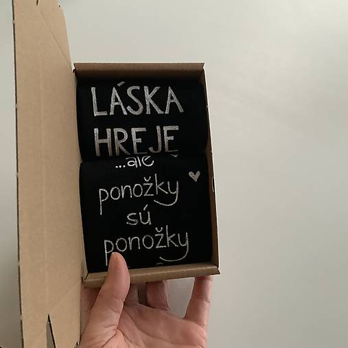 Maľované ponožky s nápisom “LÁSKA HREJE, ale ponožky sú ponožky :) (čierne)