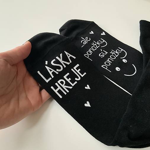 Maľované ponožky s nápisom “LÁSKA HREJE, ale ponožky sú ponožky :) (čierne)