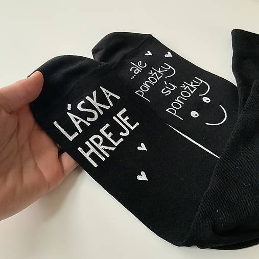 Maľované ponožky s nápisom “LÁSKA HREJE, ale ponožky sú ponožky :) (čierne)