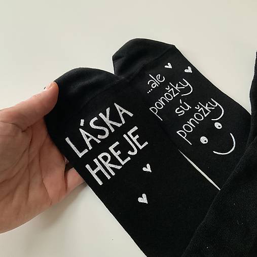 Maľované ponožky s nápisom “LÁSKA HREJE, ale ponožky sú ponožky :) (čierne)