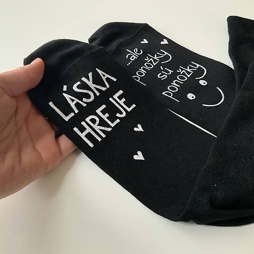 Maľované ponožky s nápisom “LÁSKA HREJE, ale ponožky sú ponožky :) (čierne)
