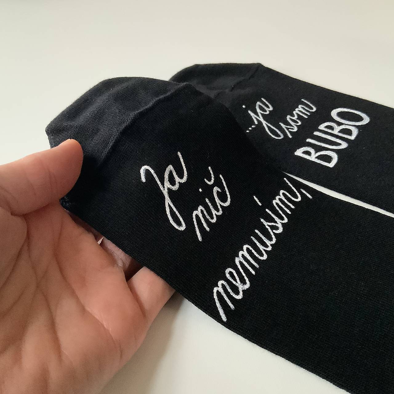 Maľované ponožky s nápisom: Ja nič nemusím, ja som unicorn (S menom)