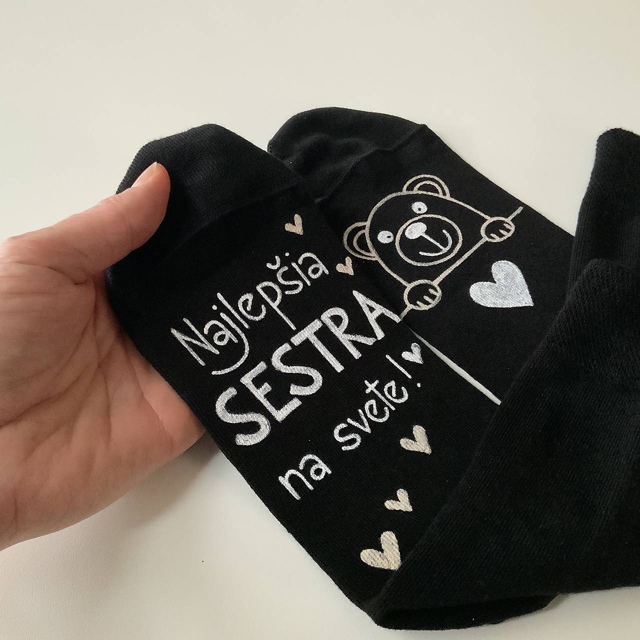 Maľované ponožky čierne s nápisom: Najlepšia sestra