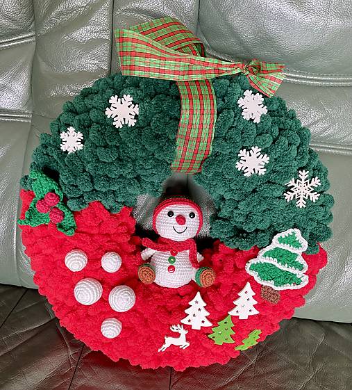 Dekorácie - Vianočný veniec s háčkovaným snehuliakom - 18005545_