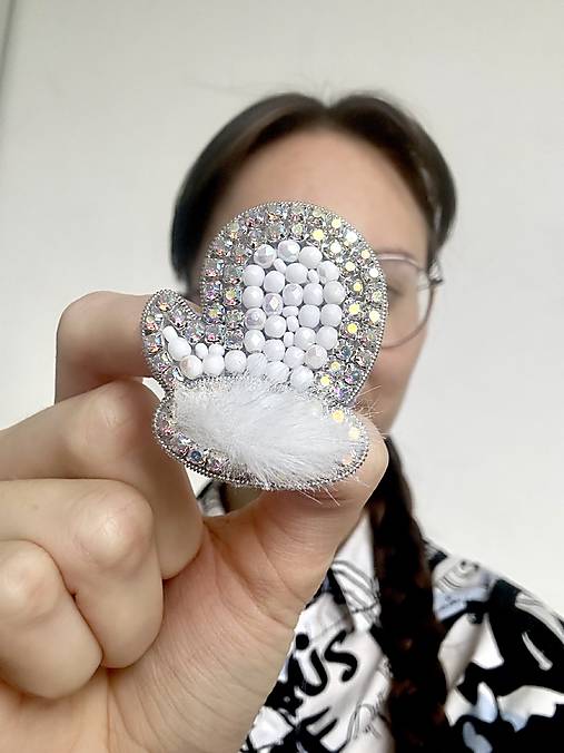 Brošne - Korálková brošňa rukavica - 18006714_