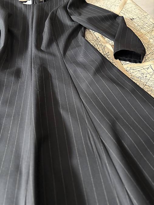 Čierne prúžkované šaty Linaria zo zmesovej vlny