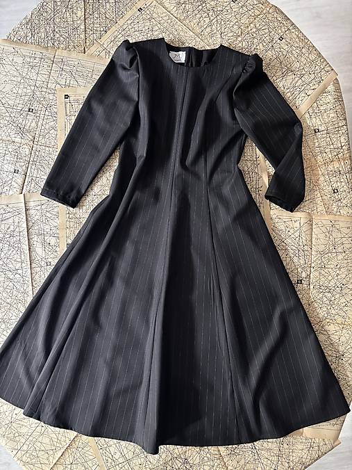 Čierne prúžkované šaty Linaria zo zmesovej vlny