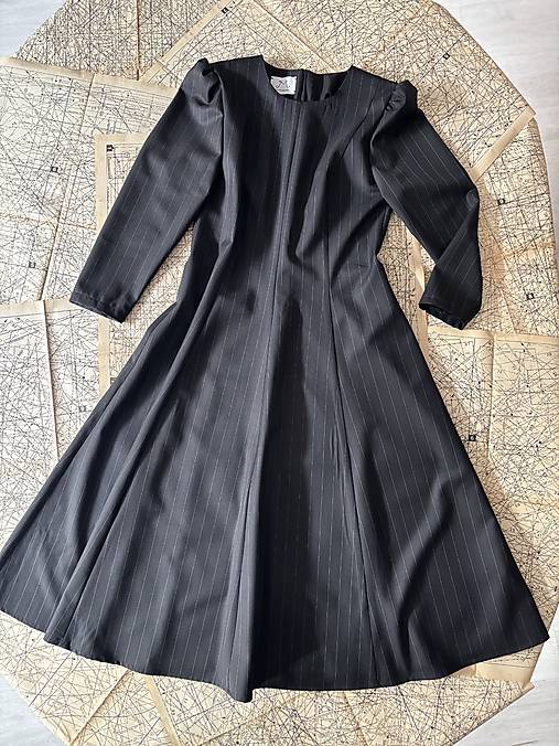 Čierne prúžkované šaty Linaria zo zmesovej vlny