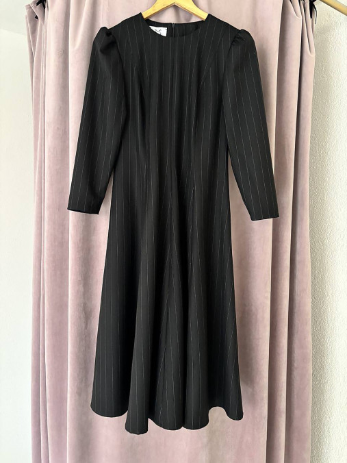 Čierne prúžkované šaty Linaria zo zmesovej vlny