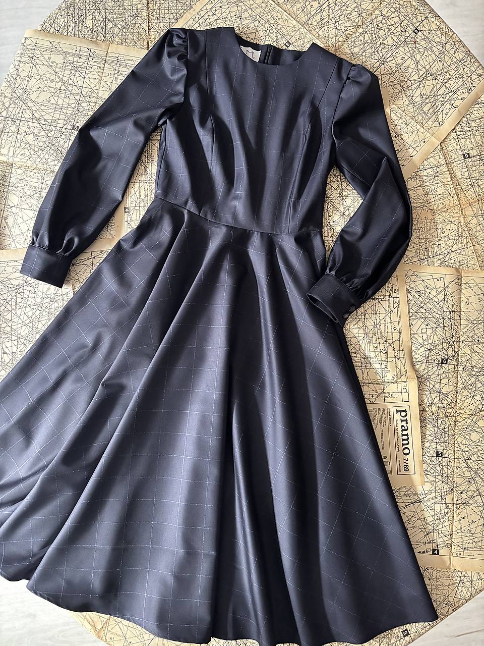 Tmavomodré vlnené kárované šaty Alisma s kruhovou sukňou