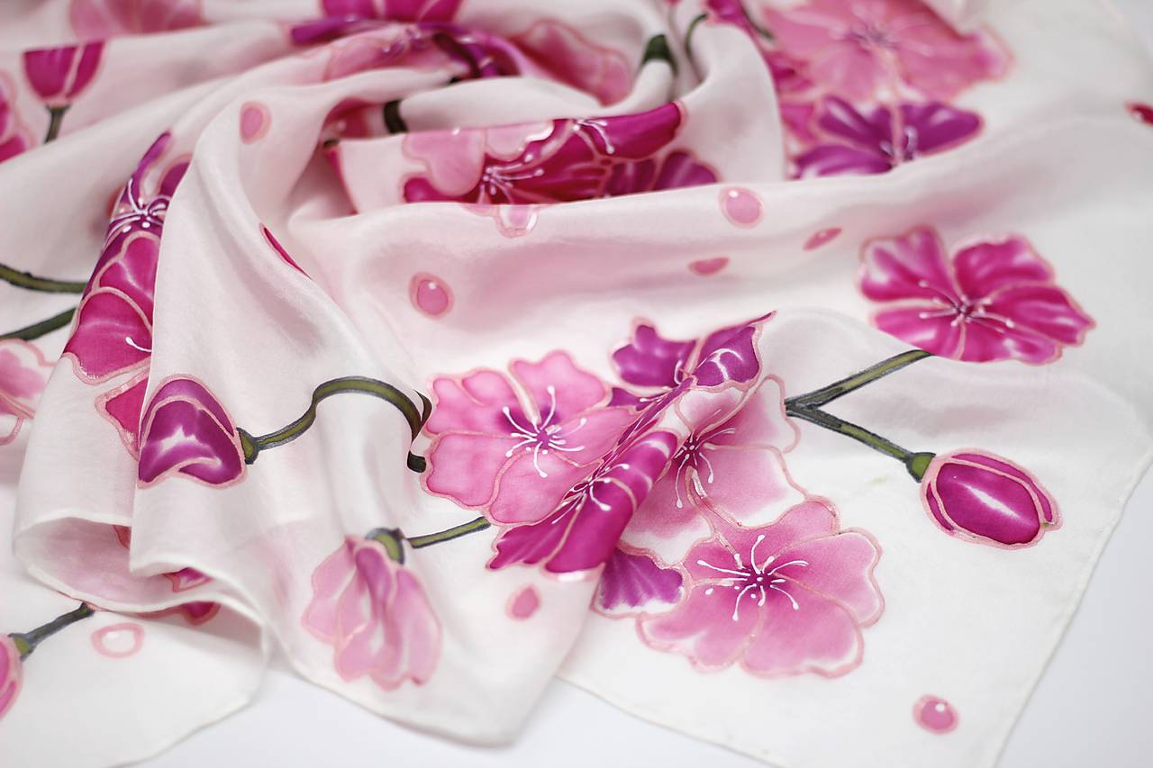 Hodvábna ručne maľovaná šatka – ružový čerešňový kvet (sakura)