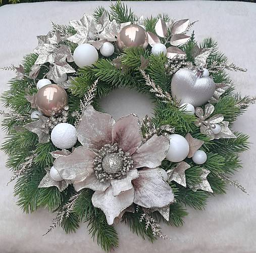 Dekorácie - Vianočný veniec šampaň 35 cm - 18008788_