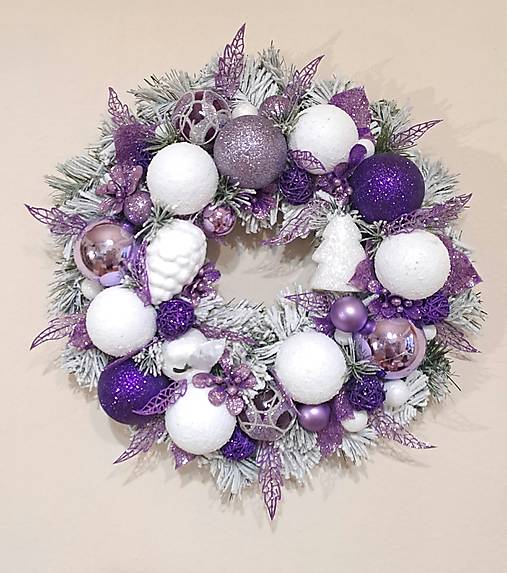 Dekorácie - Vianočný veniec fialový 33 cm - 18008869_