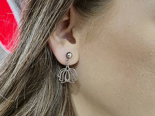 Náušnice - Visiace náušnice z chirurgickej ocele Lotos mini s guličkou - 18008390_