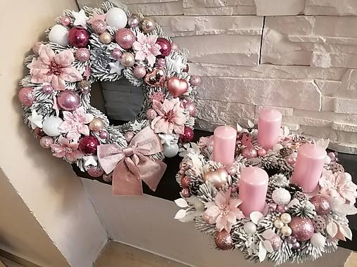 Dekorácie - Zasnežený veniec v ružovych odtienoch 34 cm - 18008247_