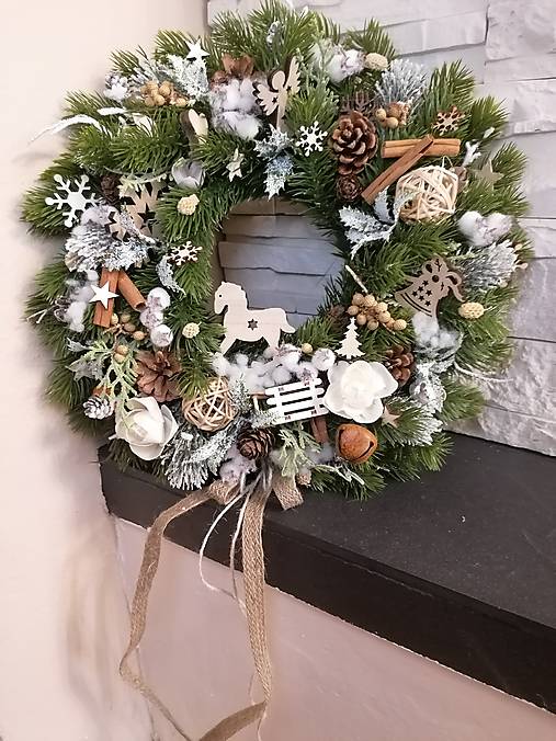 Dekorácie - Prírodný zimný veniec so sánkami a, anjelom 38cm - 18008249_